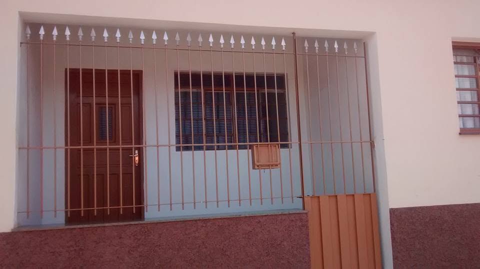 Fachada com grades de janela e portão social feitos pela Java