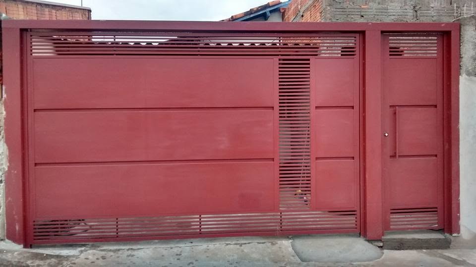 Portão com ripado em esmalte vermelho